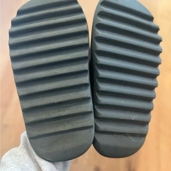Yeezy Gray Slide Sandals - Picture 3 of 6